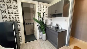 Comfort Double Room, Kitchenette, City View | Private kitchen | Fridge, microwave, electric kettle, cookware/dishes/utensils