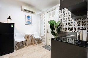 Quarto casal econômico, cozinha americana | Frigobar, escrivaninha, espaço de trabalho para notebook