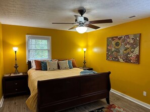 2 bedrooms, desk, WiFi, bed sheets