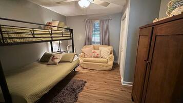 2 bedrooms, desk, WiFi, bed sheets