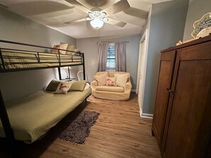 2 bedrooms, desk, WiFi, bed sheets