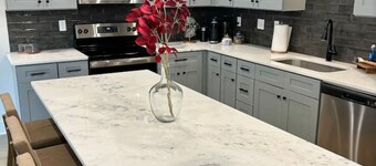 NEW-Basin House-King Beds-70" TV-Garage-Fast WiFi