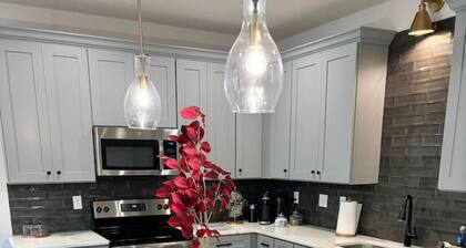 NEW-Basin House-King Beds-70" TV-Garage-Fast WiFi