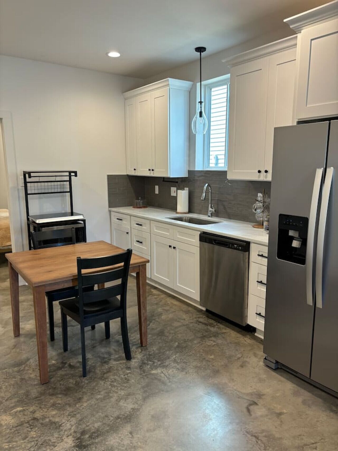 Réfrigérateur, micro-ondes, plaque de cuisson, lave-vaisselle