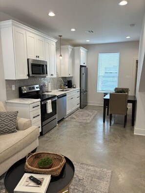 Fridge, microwave, oven, stovetop - NEW-Beignet House-Luxe Mattress-Fast WiFi-Book Now (Lafayette)