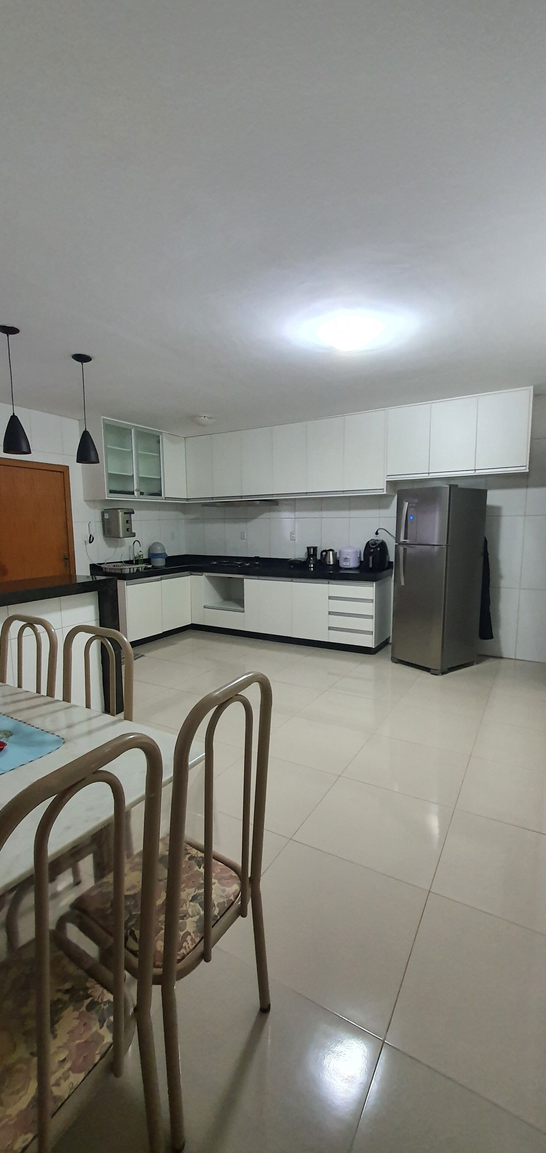 Refrigerador, microondas, parrilla de estufa y cafetera y tetera 