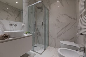 Bruser, hårtørrer, håndklæder, Sæbe