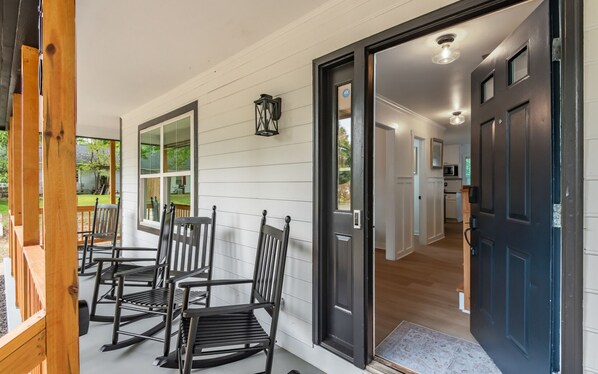 Terrace/patio - Spacious 5BR, 3.5BA home, 5 min walk to Duke (Durham)