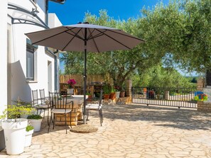 House | Dining - Adorable Home With Private Garden and Bubble Bath (Marcana)