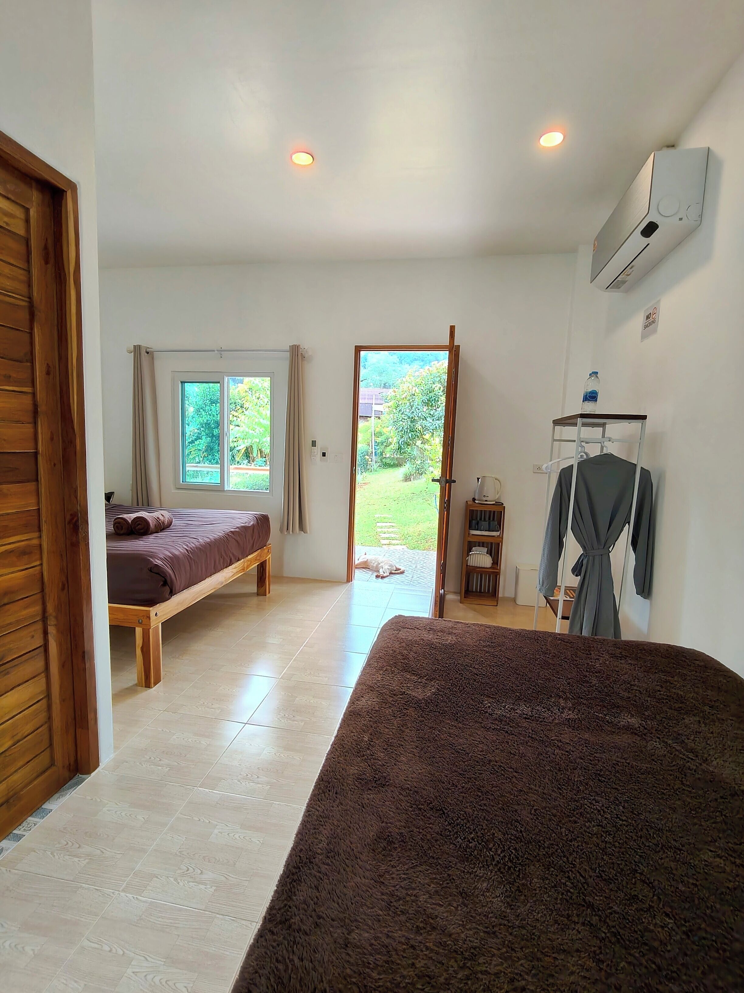 Habitación estándar con 1 cama matrimonial o 2 individuales, balcón, vista a la montaña | Escritorio y wifi gratis 