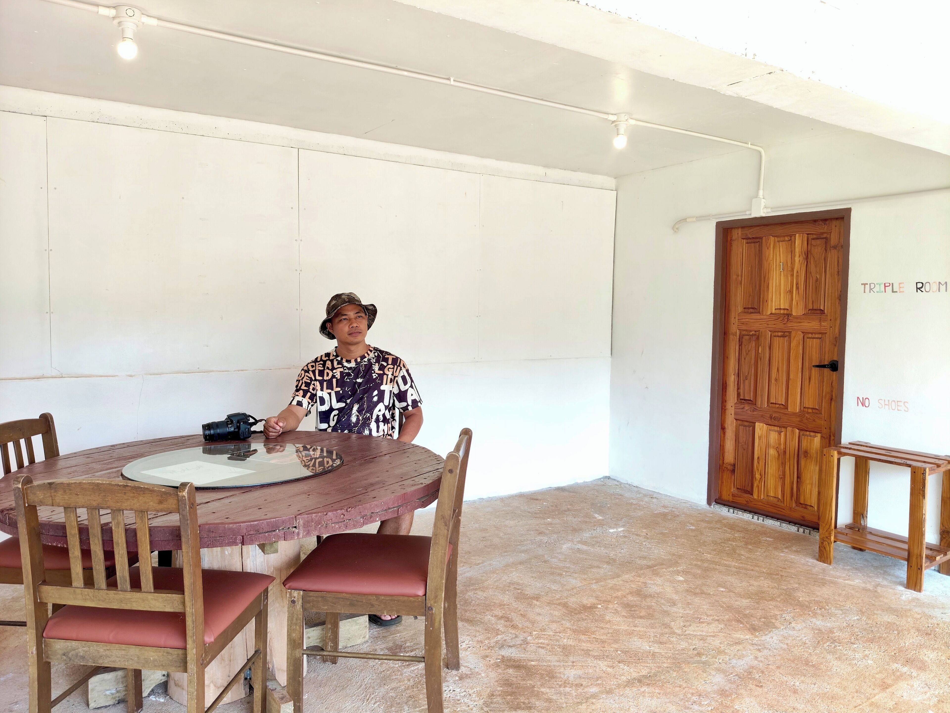 Habitación familiar con 1 cama matrimonial o 2 individuales, balcón, vista a la montaña | Área de sala de estar