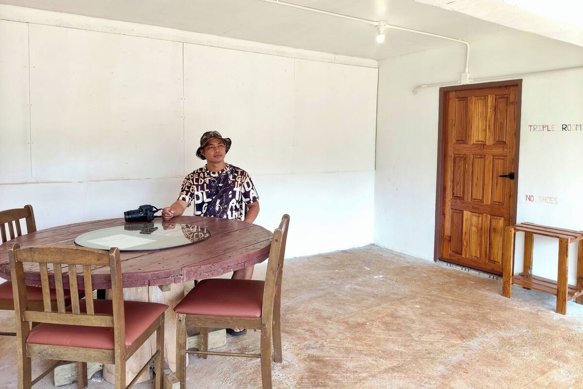 Habitación familiar con 1 cama matrimonial o 2 individuales, balcón, vista a la montaña | Área de sala de estar