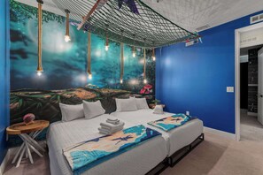 6 slaapkamers, een bureau, een strijkplank/strijkijzer, wifi