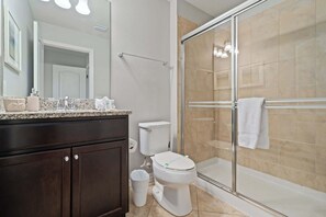 Douche, sèche-cheveux, serviettes fournies