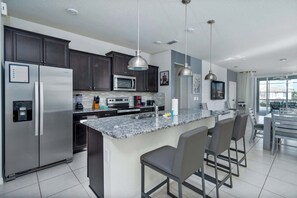 Kjøleskap, mikrobølgeovn, ovn og kokeplater