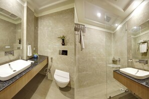 Habitación doble Deluxe, vista a la ciudad | Baño | Regadera, regadera tipo lluvia, amenidades de baño gratuitas, toallas