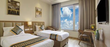 Habitación doble Deluxe, vista a la ciudad | Ropa de cama de alta calidad y espacio para trabajar con laptop