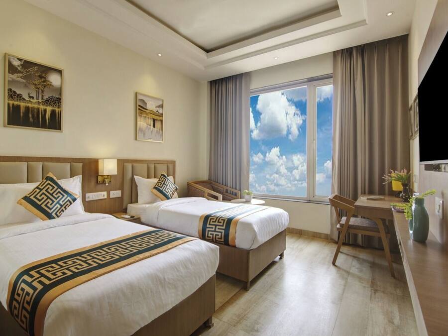 Ropa de cama de alta calidad y espacio para trabajar con laptop