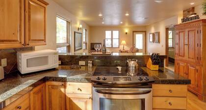 Patio & Mountain Views: Central Ouray Getaway!