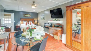 Interior - 7 Mi to Elvis Presley Birthplace: Studio Retreat! (Tupelo)