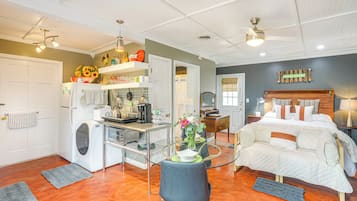 Iron/ironing board, bed sheets