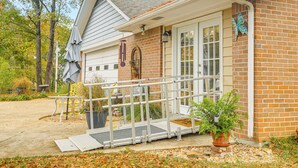 Interior - 7 Mi to Elvis Presley Birthplace: Studio Retreat! (Tupelo)