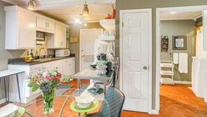 Interior - 7 Mi to Elvis Presley Birthplace: Studio Retreat! (Tupelo)