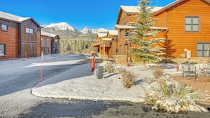 A wooden lodge with a snow-covered driveway and a mountain view. - 8 Mi to Keystone Resort: Mtn-view Townhome (Silverthorne)