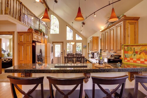 On Main Street: Ouray Getaway w/ Mountain Views!