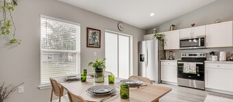 ประมาณ 11 ไมล์ถึง เรนโบว์สปริงส์: ดันเนลลอน รีทรีท!