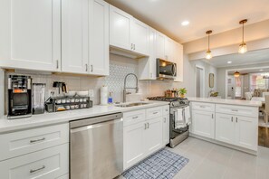 House (3 Bedrooms) | Interior - 3 Mi to Mercedes-benz! ATL Home w/ Fenced Yard (Atlanta)