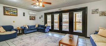 Bonnieville Farmhouse on 69 Acres w/ Porch!