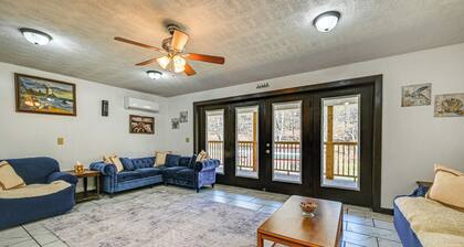 Bonnieville Farmhouse on 69 Acres w/ Porch!