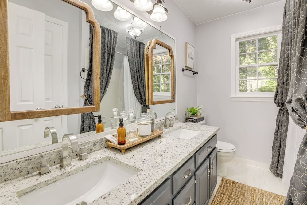 ~ 30 Mi to Atlanta - The Wellness Manor w/ Deck! - Snellville, GA