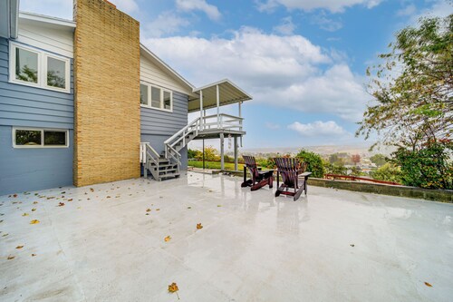 Hot Tub & Sweeping Views: Apt in Clarkston!