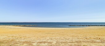 Walk to Potomac River: Colonial Virginia Retreat