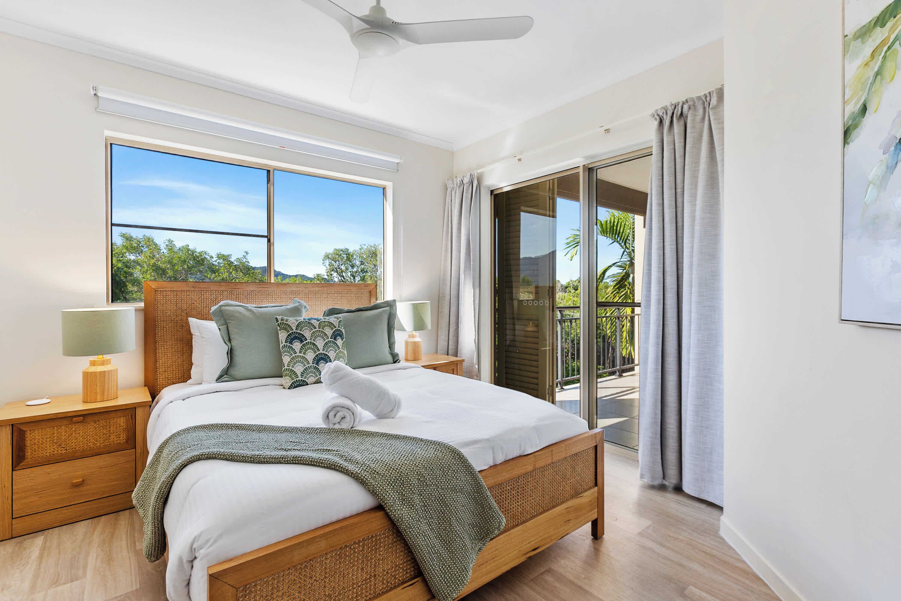 2 sovrum, skrivbord, strykjärn/strykbräda och resesäng