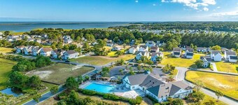 Coastal Marsh-Beautiful 5 Bedroom Home in America's Coolest Small Town!