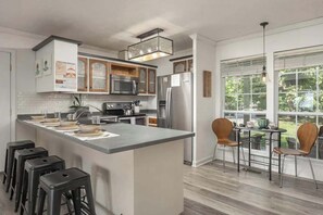 Fridge, microwave, oven, stovetop - The Brow House with stunning views! (Lookout Mountain)