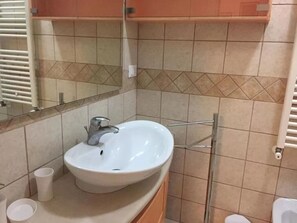 Douche, séchoir à cheveux, bidet, serviettes fournies