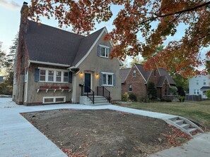 Exterior - Charming 4-bedroom house with 3 king/1 full beds, 2 full baths, AC, Wifi, Patio (Rochester)