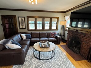 Smart TV, fireplace, stereo, computer monitors - Charming 4-bedroom house with 3 king/1 full beds, 2 full baths, AC, Wifi, Patio (Rochester)