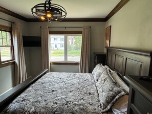 4 bedrooms, desk, iron/ironing board, travel crib