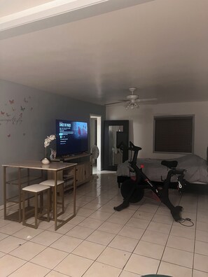 2 bedrooms, WiFi, bed sheets - Charming 2-bedroom house in delightful La Puente with WiFi, fitness equipment (La Puente)