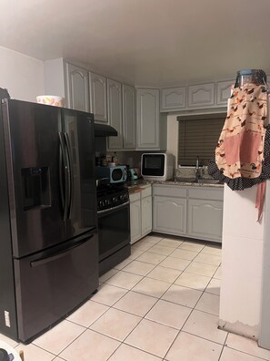 Private kitchen - Charming 2-bedroom house in delightful La Puente with WiFi, fitness equipment (La Puente)