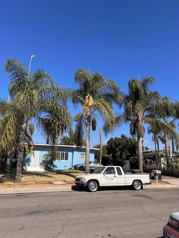 Property grounds - Charming 2-bedroom house in delightful La Puente with WiFi, fitness equipment (La Puente)