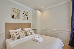 2 bedrooms, iron/ironing board, WiFi, bed sheets - Eiffel Tower Apartment Invalides (Paris)
