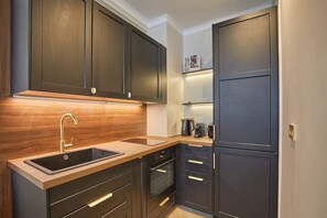 Fridge, oven, stovetop, coffee/tea maker