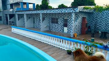 Vista frontal de la propiedad