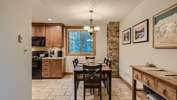 Leilighet, 2 soverom | Eget kjøkken | Kjøleskap, ovn, kaffetrakter/tekoker og brødrister